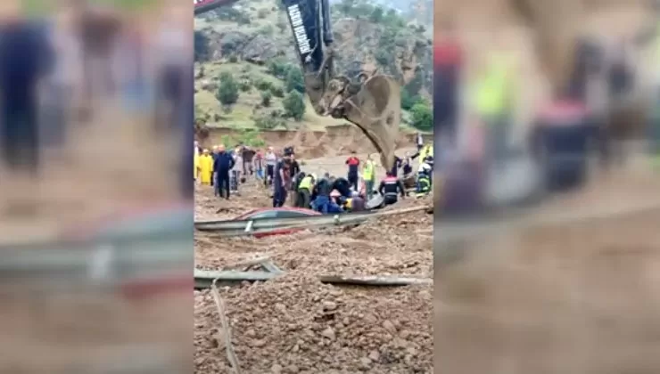 Heyelan araçları yuttu, 1 kişi hayatını kaybetti