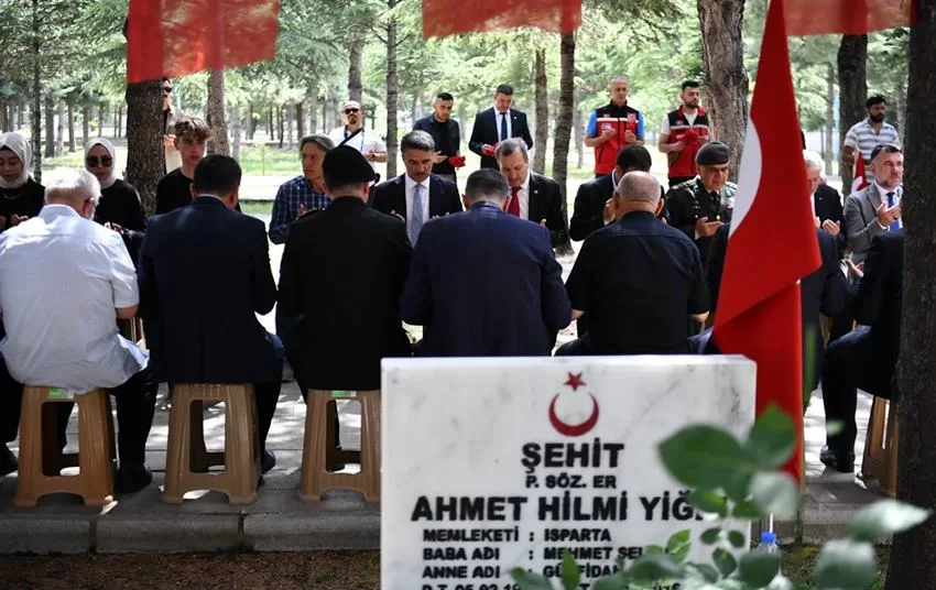 Kurban Bayramı arefesi dolayısıyla Isparta Şehitliğinde program düzenlenerek aziz şehitlerimiz