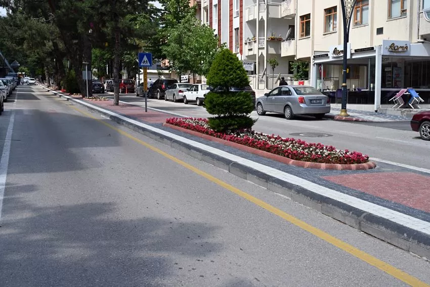 Isparta Belediyesi’nin İstasyon Caddesinde başlattığı kaldırım ve orta refüj yenileme
