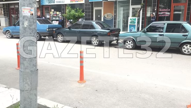 Isparta’da üç aracın karıştığı zincirleme trafik kazası meydana geldi. Kazada