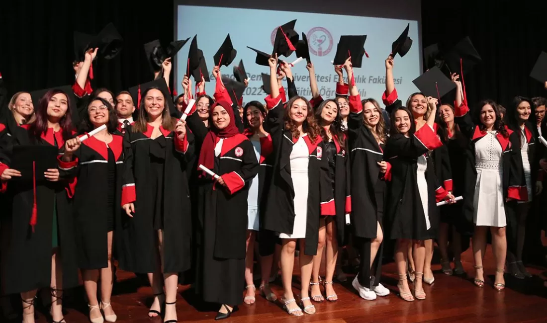 Eczacılık Fakültesi ilk mezunlarını uğurladı Süleyman Demirel Üniversitesi Eczacılık Fakültesi, ilk mezunlarını verdi. Prof. Dr.
