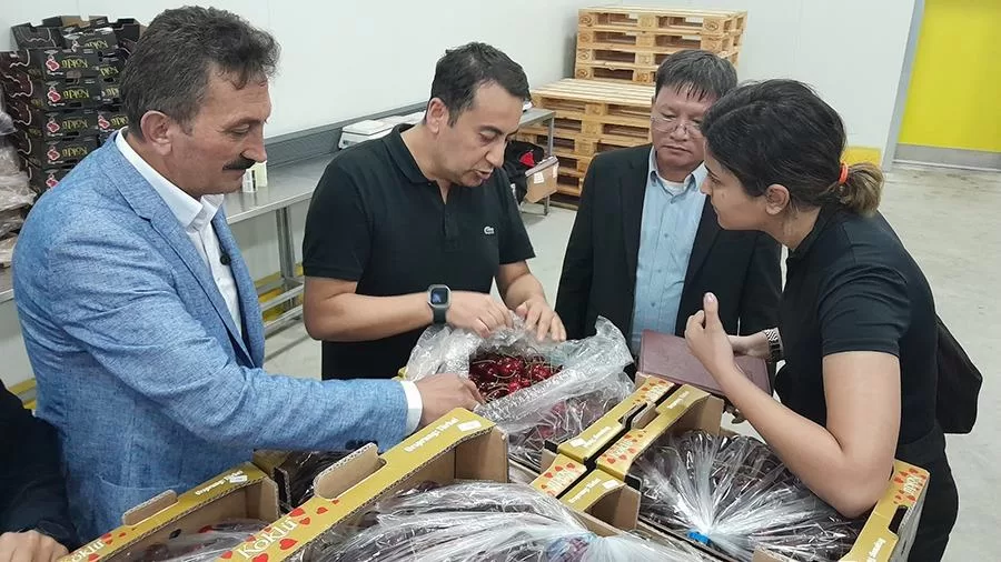 Türkiye’nin Hanoi Ticaret Müşaviri Burak Cihan Ürkmez, Vietnam’dan gelen Lyna