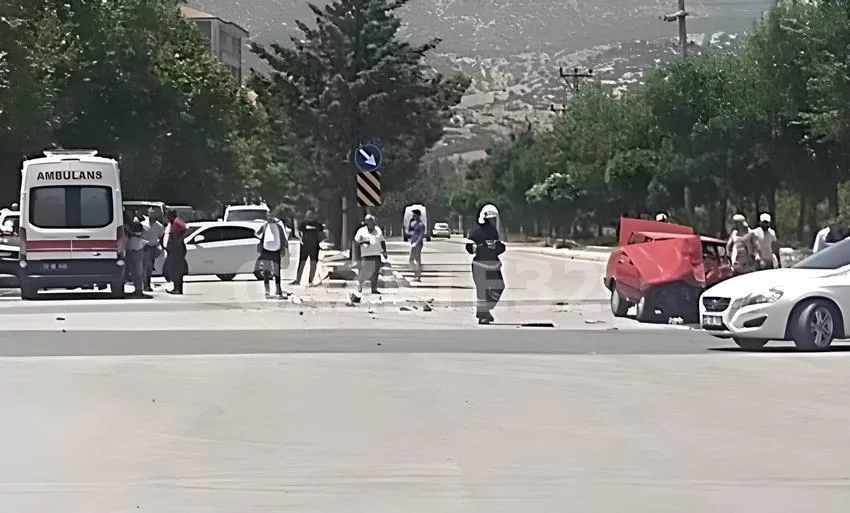 Isparta’nın Mehmet Tönge Mahallesi’nde meydana gelen trafik kazasında 4 otomobil