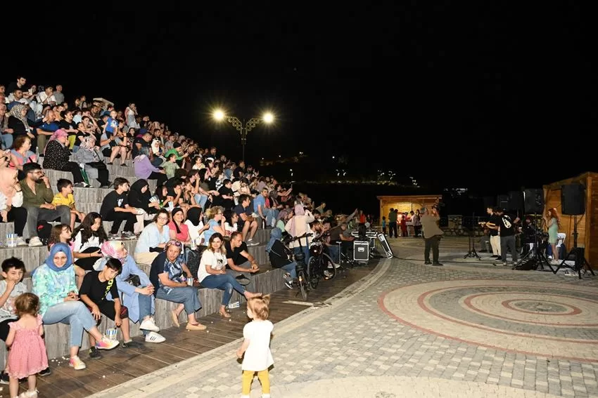 Isparta Belediyesi’nce her hafta cuma akşamı düzenlenen Kirazlıdere müzik dinletileri