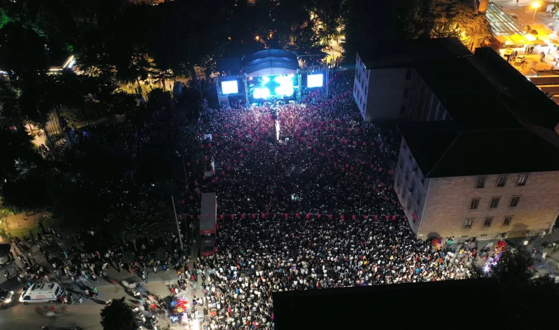 15 Temmuz Cumhuriyet ve Demokrasi Meydanı tarihinin en kalabalık konserine tanıklık etti Isparta Belediyesi tarafından düzenlenen Lavanta Günleri Gençlik Şöleni, Türkiye'nin sevilen