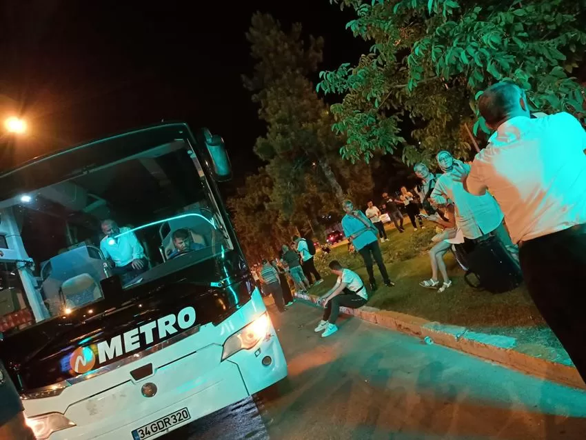 Isparta’da şehirlerarası yolcu otobüsü aniden arızalanarak İstanbul Caddesi’nde durmak zorunda