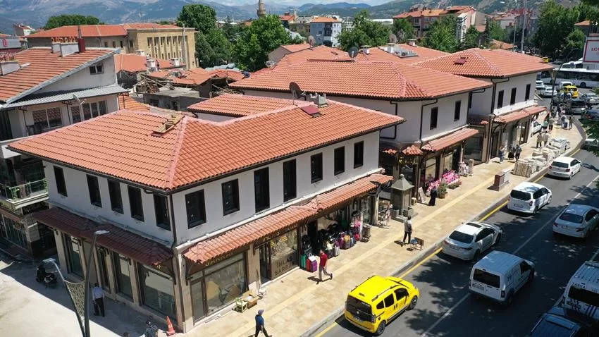 Isparta Belediyesi, 16’sı tescili 110 dükkanın bulunduğu Tarihi Üzüm Pazarında