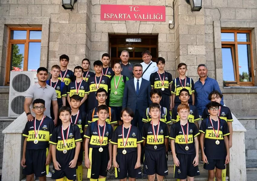 2022-2023 yılı U-13 Isparta futbol ligini şampiyon olarak tamamlayan Gülistan