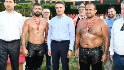 Yüzlerce güreş severin katıldığı Uluborlu’da er meydanında Kırkpınar’ın Başpehlivanları kıyasıya