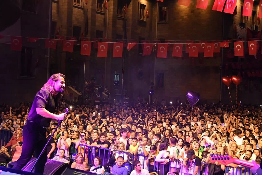 Isparta Belediyesi, tarihi zaferin coşkusunu sevilen sanatçı Koray Avcı’nın unutulmaz