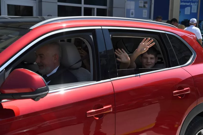 Isparta Belediye Başkanı Şükrü Başdeğirmen gittiği programlarda çocukların ‘Başkanım bizde