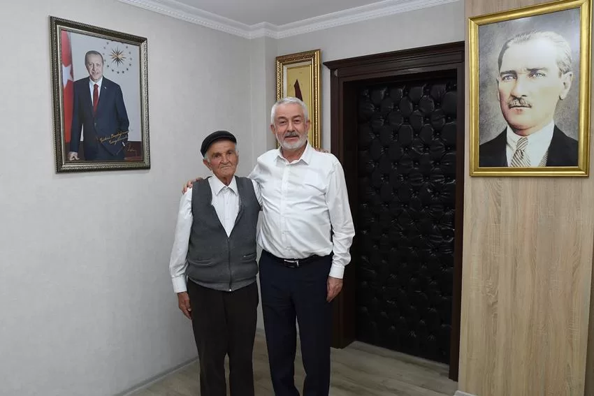 Milli bayramlardaki törenlerde şiirler okuyan ve okuduğu şiirlerle herkesi duygulandıran