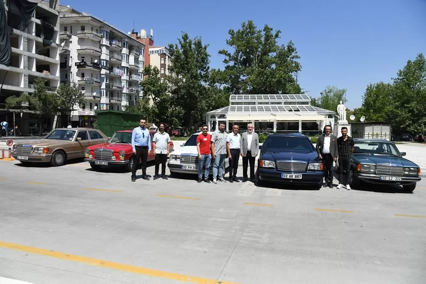 Türkiye Klasik Mercedes Sevenler Kulübü 2. Başkanı Aziz Korkmaz ve