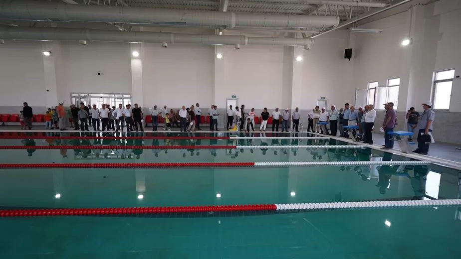 Isparta Belediye Başkanı Şükrü Başdeğirmen, mahalle muhtarıyla birlikte belediyenin yatırımlarını