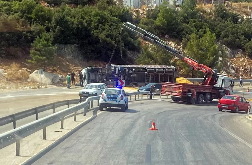 Eğirdir'den Isparta istikametine doğru Miskinler yokuşunu tırmanan buğday yüklü TIR,