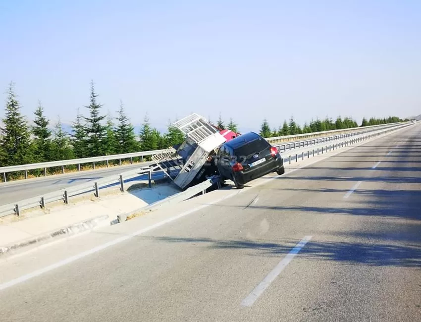 Isparta’da akıl almaz kaza Keçiborlu İncesu köyü mevkiinde yaşanan kazada otomobil ve kamyonet çarpıştı.