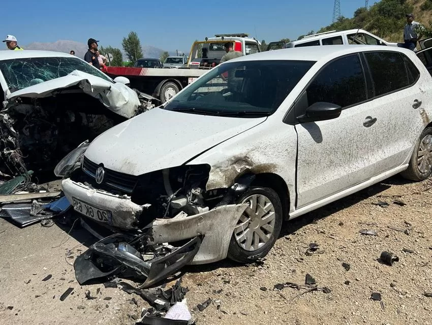 Isparta'nın Gelendost ilçesi Yeşilköy mevkiinde meydana gelen zincirleme kazada çok