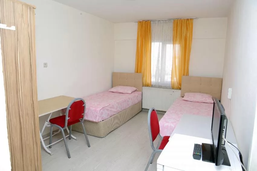 Üniversitelerin açılmasına sayılı günler kala öğrencileri zamlı yurt fiyatları karşıladı.