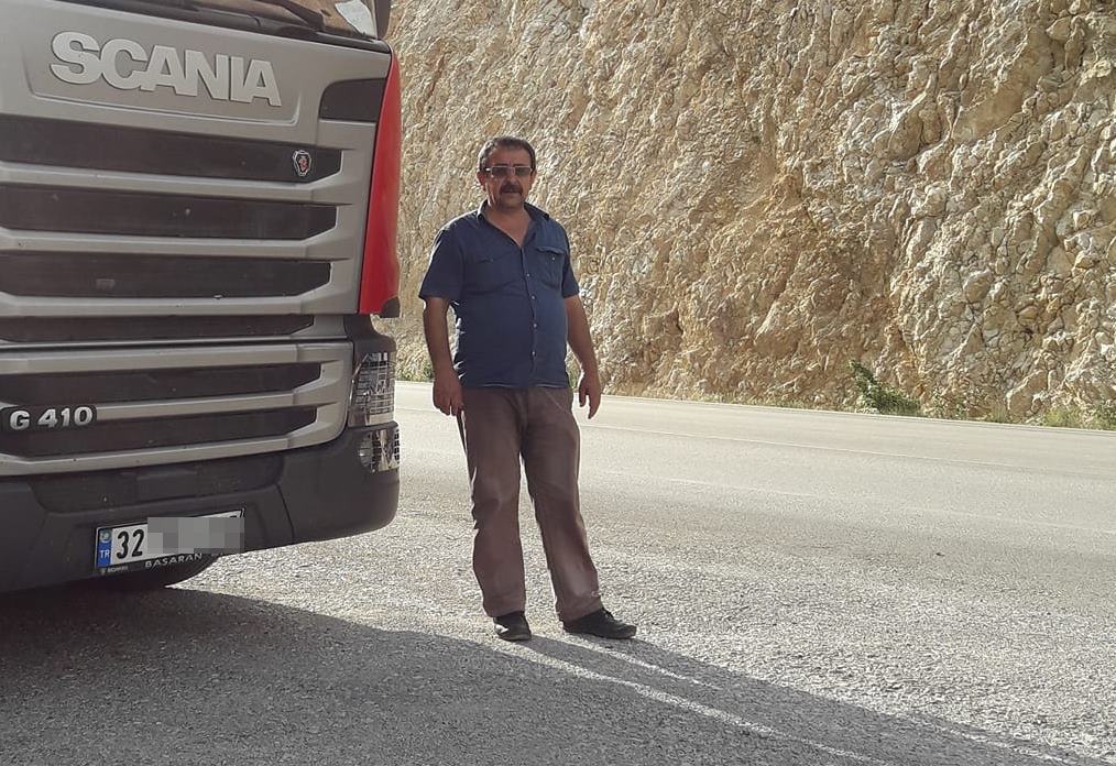 Afyonkarahisar’ın İhsaniye ilçesinde, şarampole devrilen kereste yüklü TIR’ın Ispartalı sürücüsü