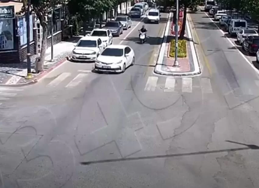 Isparta'daki 3 kaza MOBESE kameralarına yansıdı.  Kazaların nedeni dikkatsizlik.