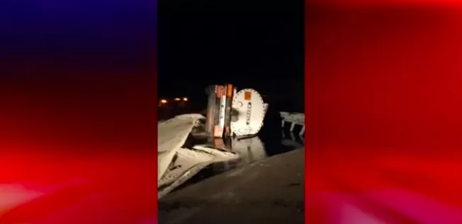 Direksiyon hakimiyetini kaybetti tır devrildi, yola dökülen zift nedeniyle Eğirdir