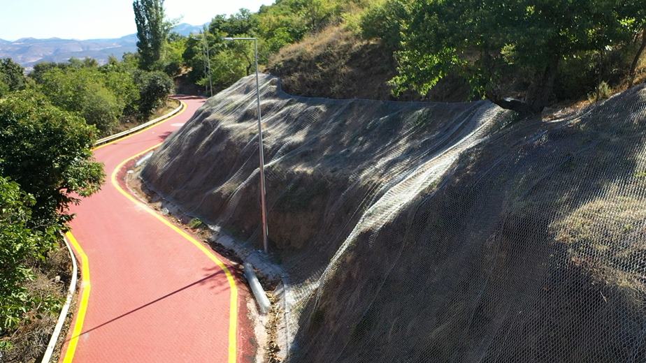 Kirazlıdere Andık yoluna şev koruyucu çelik tel döşeniyor