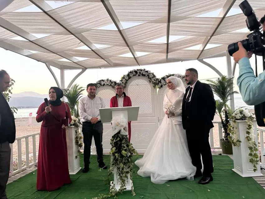 Isparta’nın Eğirdir ilçesinin tanınmış simalarından emekli eğitimci Nejdet Savaş ve