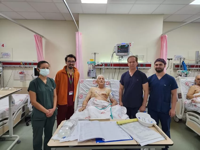 Kalp damarı tıkalı olan 72 yaşındaki hasta, göğüs kafesi açılmadan