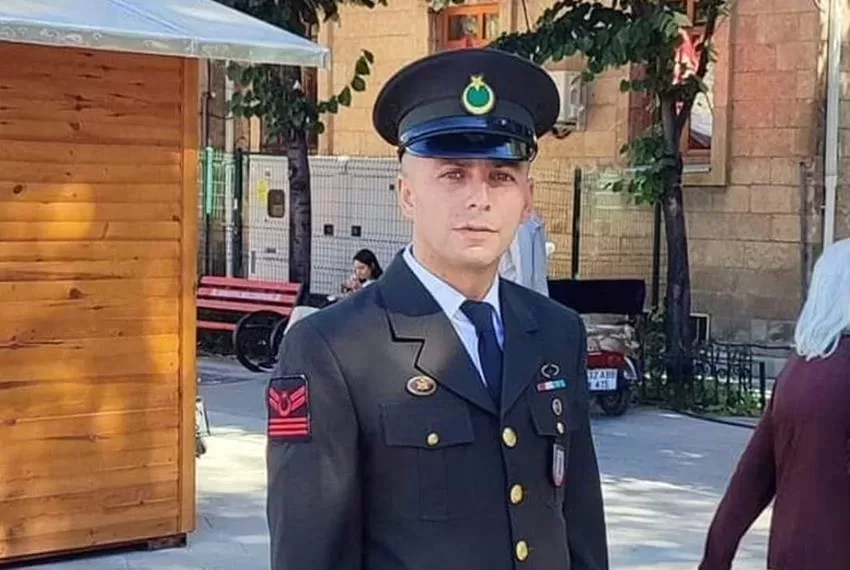 Piyade Uzman Çavuş Serhat Özçelik, ikamet ettiği evinde intihar etti.