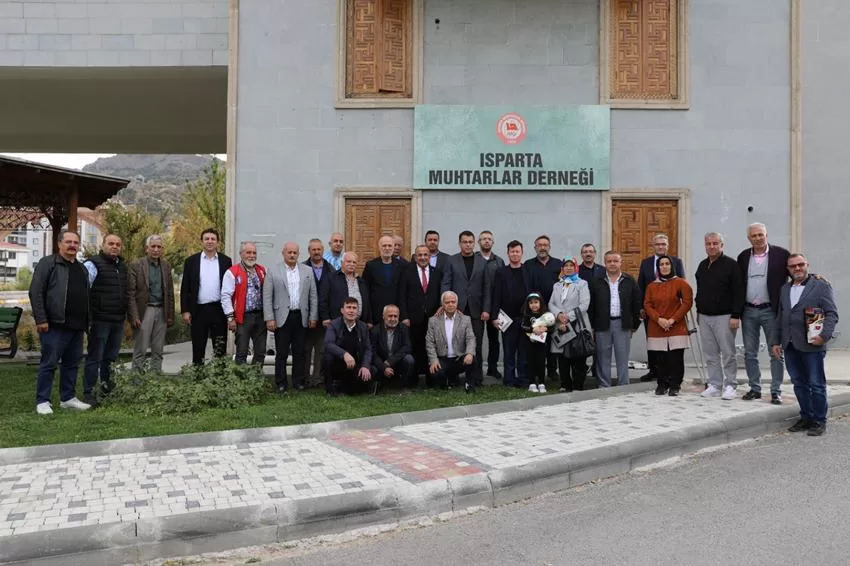 Isparta Esnaf ve Sanatkarlar Odaları Birliği Başkanı Ahmet Tural, beraberinde