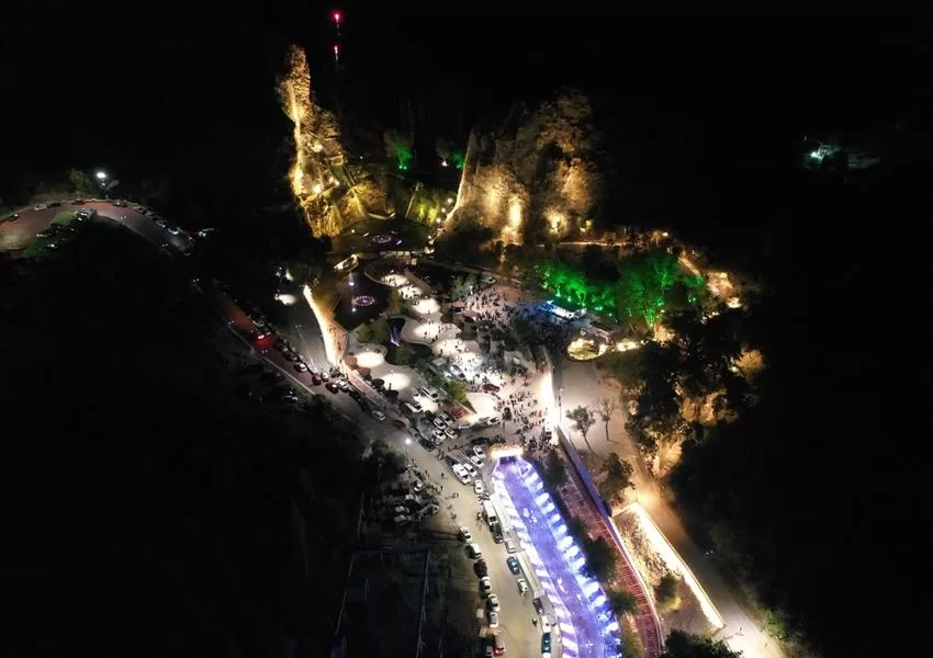 Andık Deresi Bezirgan Şelalesi Mesirelik Alanı gecesi ve gündüzüyle ayrı