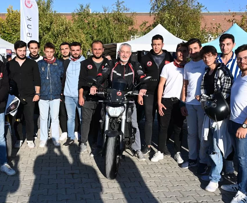 Isparta Belediye Başkanı Şükrü Başdeğirmen, Süleyman Demirel Üniversitesi’nde (SDÜ) öğrencilerle