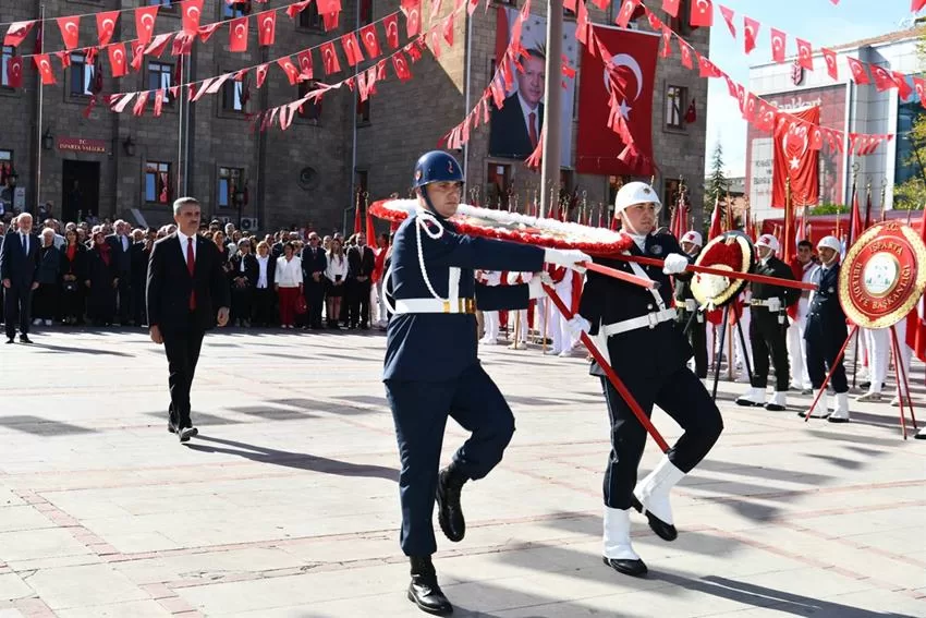 Cumhuriyetimizin 100’üncü yıl dönümünde Atatürk Anıtı’na çelenk sunma töreni düzenlendi.