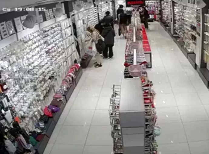 Isparta Kafeler Caddesi’nde bir aksesuar mağazasından hırsızlık yaptığı belirlenen kadının