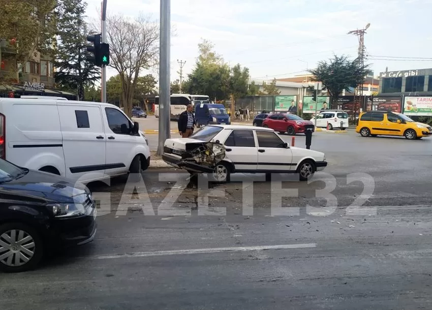 Isparta’da otogar kavşağında kaza meydana geldi. Kazada şans eseri yaralanan