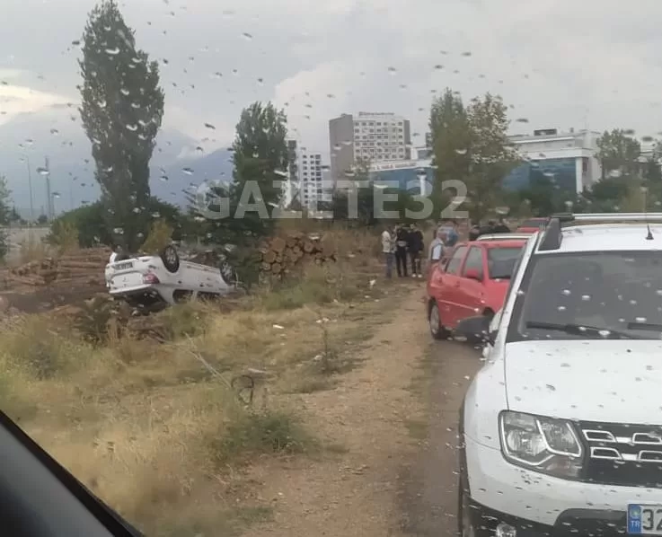 Isparta’nın Anadolu Mahallesi Doğan Kımıllı Caddesinde meydana gelen kazada, seyir