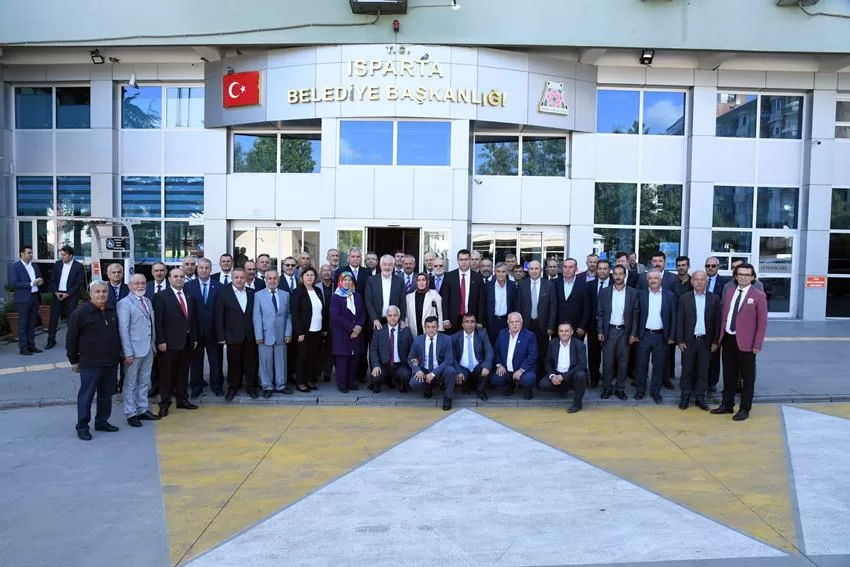 Isparta Muhtarlar Derneği Başkanı Gökhan Büyükleblebi ile beraberindeki mahalle ve