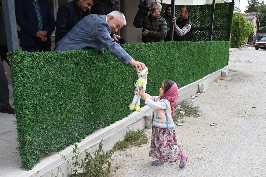 Isparta Belediye Başkanı Şükrü Başdeğirmen, merkeze bağlı Bozanönü köyünde inşaat