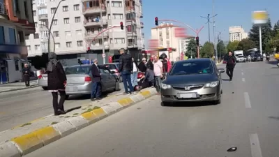 Isparta'nın İstanbul caddesinde meydana gelen trafik kazasında otomobil ile motosiklet