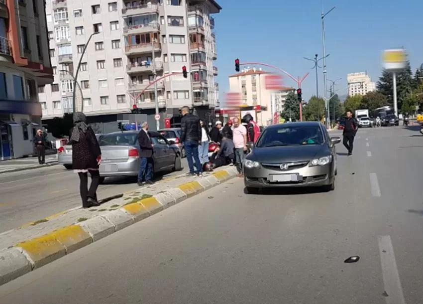 Isparta'nın İstanbul caddesinde meydana gelen trafik kazasında otomobil ile motosiklet