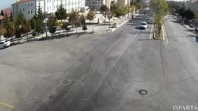 Isparta'da dikkatsizlik sonucu yaşanan 3 kaza, Mobese kameralarına kaydedildi.