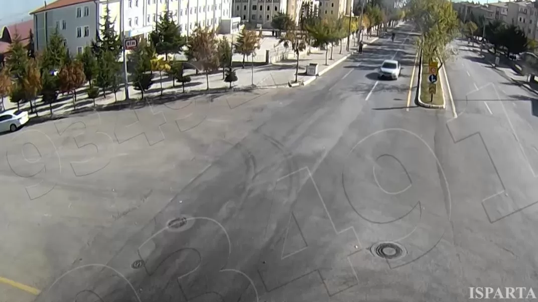 Isparta'da dikkatsizlik sonucu yaşanan 3 kaza, Mobese kameralarına kaydedildi.