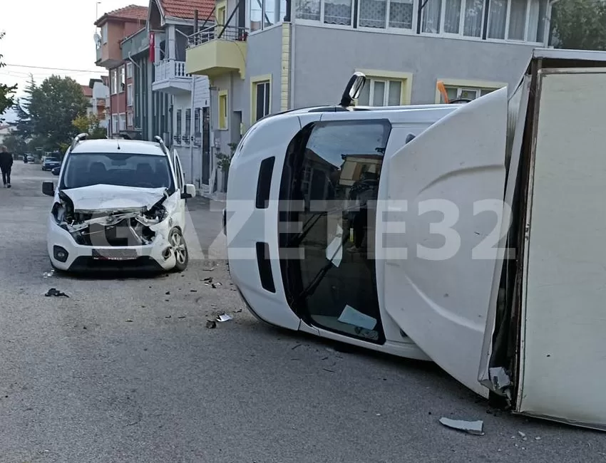 Kaza sonrası Kamyonet devrildi Isparta’da hafif ticari araçla çarpışan kamyonet devrildi. Kazada sürücü yaralandı.