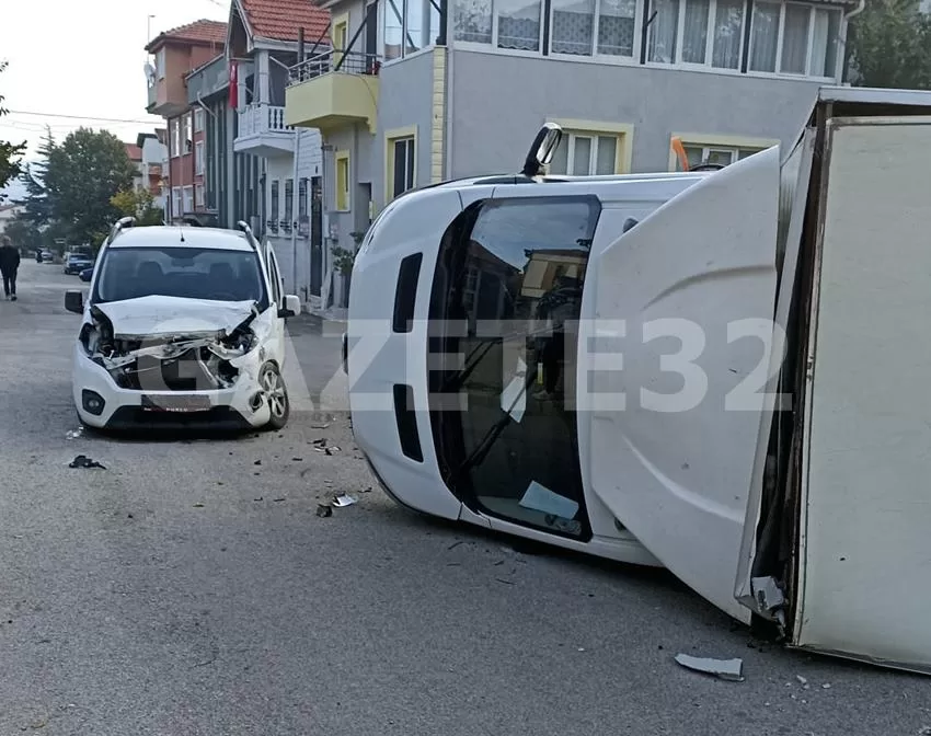 Isparta’da hafif ticari araçla çarpışan kamyonet devrildi. Kazada sürücü yaralandı.