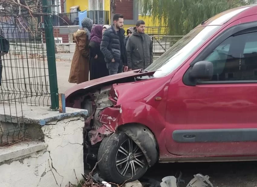 Isparta’da iki otomobilin çarpışması sonucu kaza meydana geldi. Kazada otomobillerden
