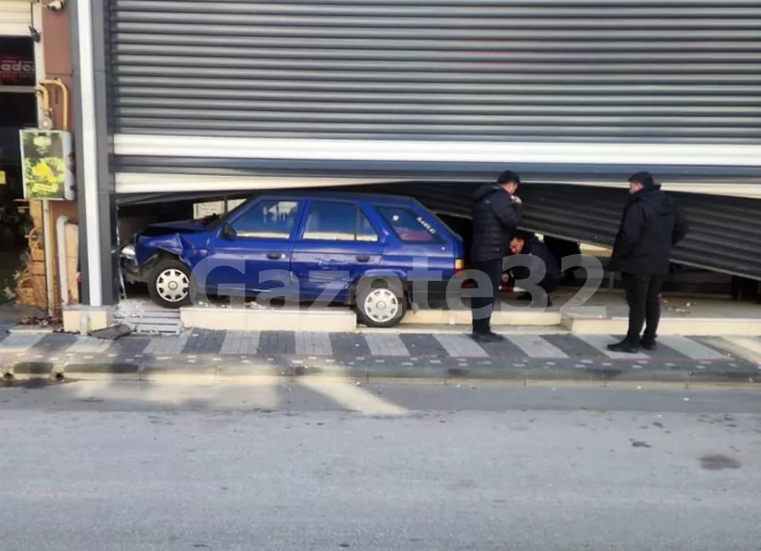 Isparta’da meydan gelen kazanın ardından otomobil sürücünün kontrolünden çıkarak yolun