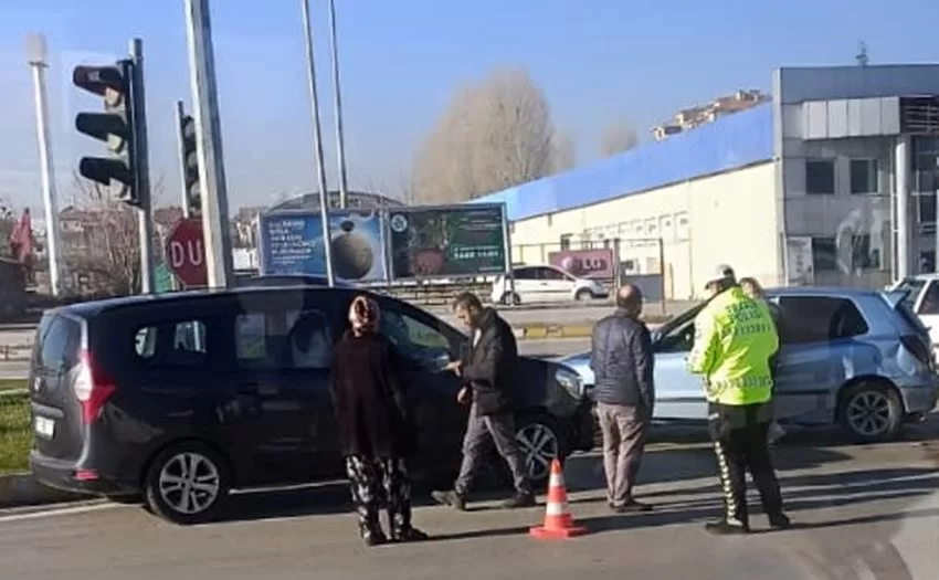 Isparta’da hafif ticari araç ile otomobil İstanbul caddesi üzerinde bulunan