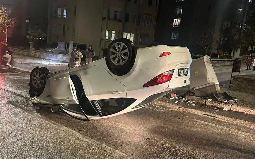 Isparta’da otomobil, sürücünün direksiyon hakimiyetini kaybetmesi sonucu ters döndü. Isparta’da