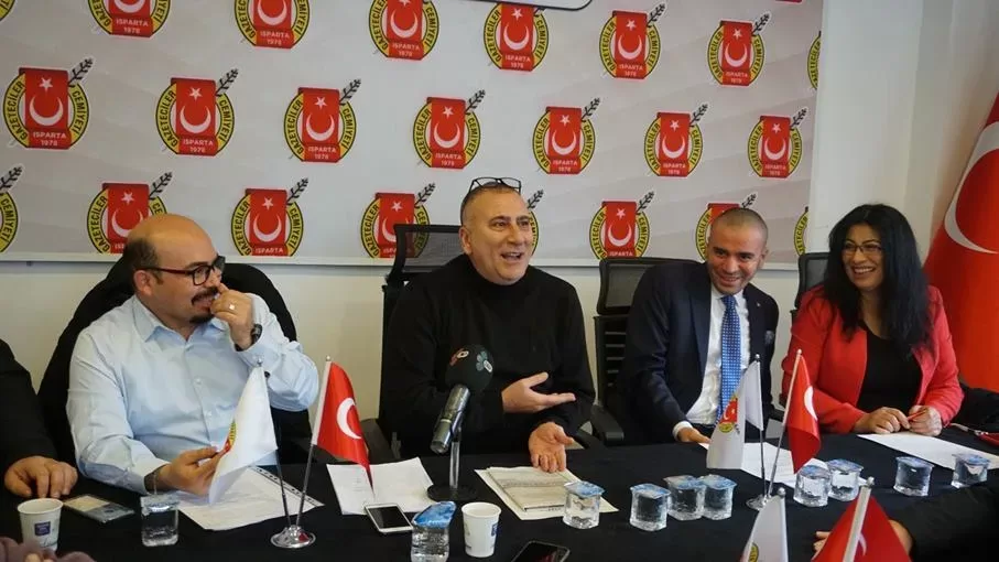 Isparta Gazeteciler Cemiyeti’nin Soner Toros Basın Merkezi’nde yapılan kongresinde mevcut