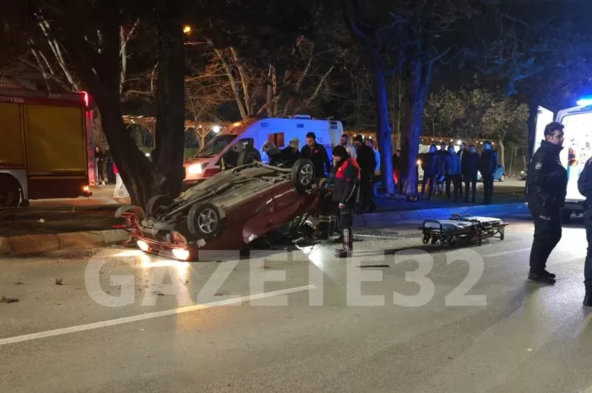 Isparta Barida Otel önünde meydana gelen trafik kazasında otomobil takla